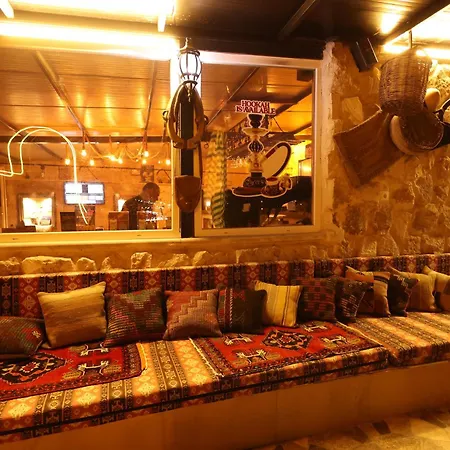 Проживание в семье Lucky Luke Stone House *